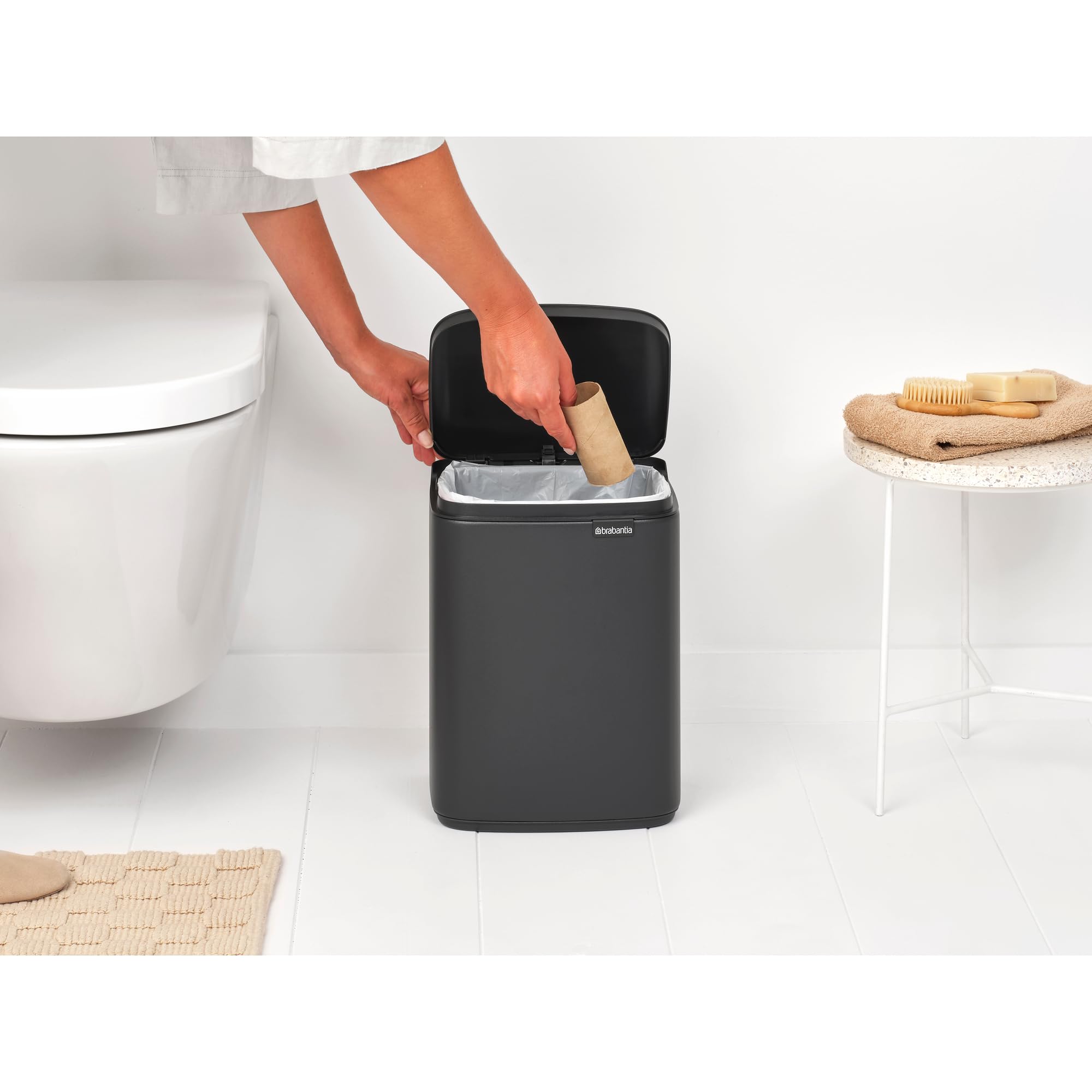 Brabantia Bo Abfalleimer 7 l | Kompakter rechteckiger Mülleimer mit Soft-Close-Deckel und herausnehmbarem Inneneimer | Wandmontage oder frei stehend für Bad, Küche oder Büro | Mineral Infinite Grey