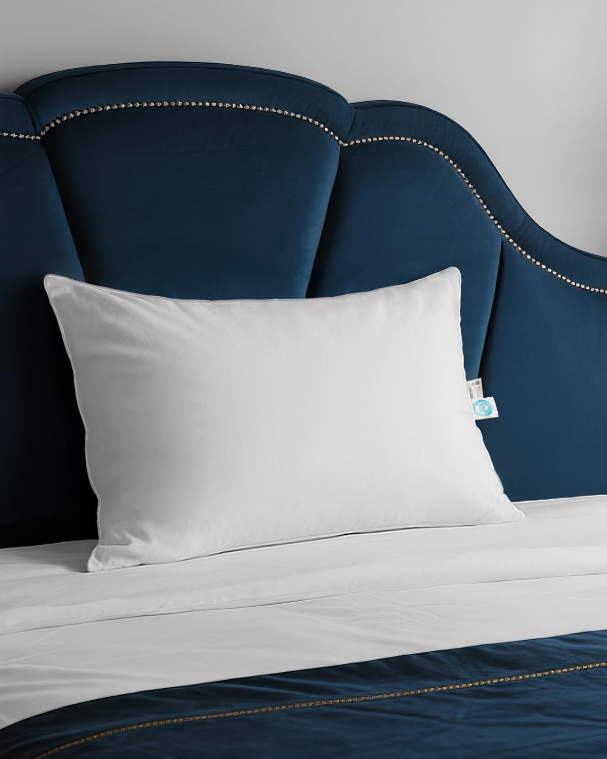 750 Fill Power White Goose Down Pillow Standard Size - for Back, Side & Stomach Sleepers | Hotel Quality with Pillowcase for Home, Travel, Dormitory & Guest Room | 1 Pack, 20x26 Inch