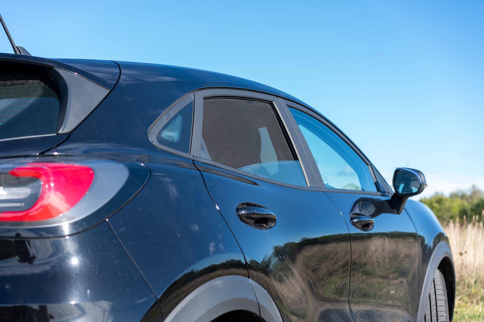 Zestaw osłon samochodowych (tylne drzwi boczne) kompatybilne z Ford Puma 2019- (2-częściowy)