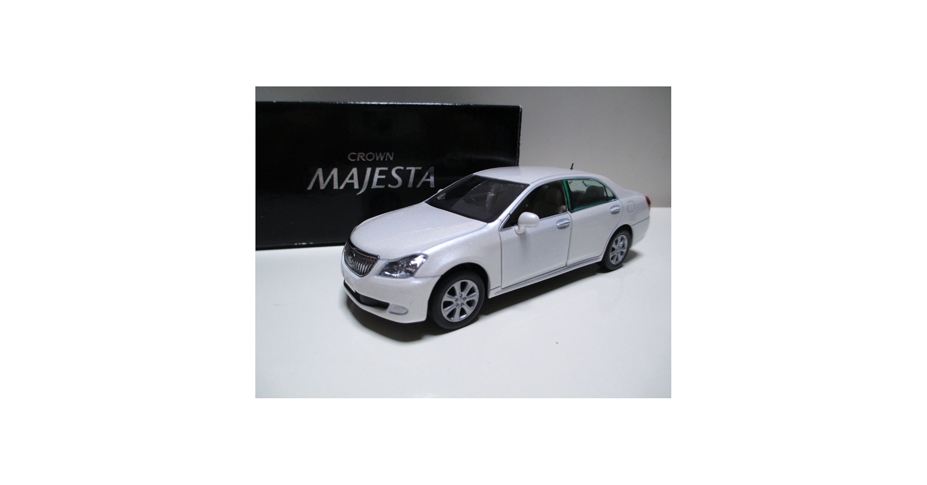クラウンマジェスタミニカー　カラーサンプル　1/30 非売品。 Amazon | 1/30 トヨタ クラウンマジェスタ CROWN MAJESTA 210系