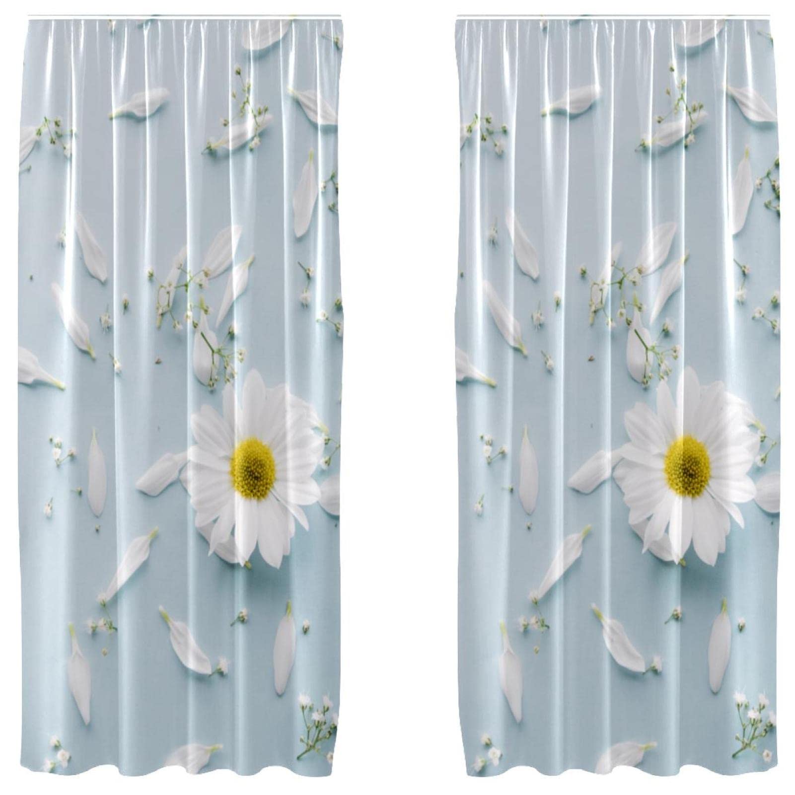 Cortinas de margarita blanca contra habitaciones tristes y sin vida