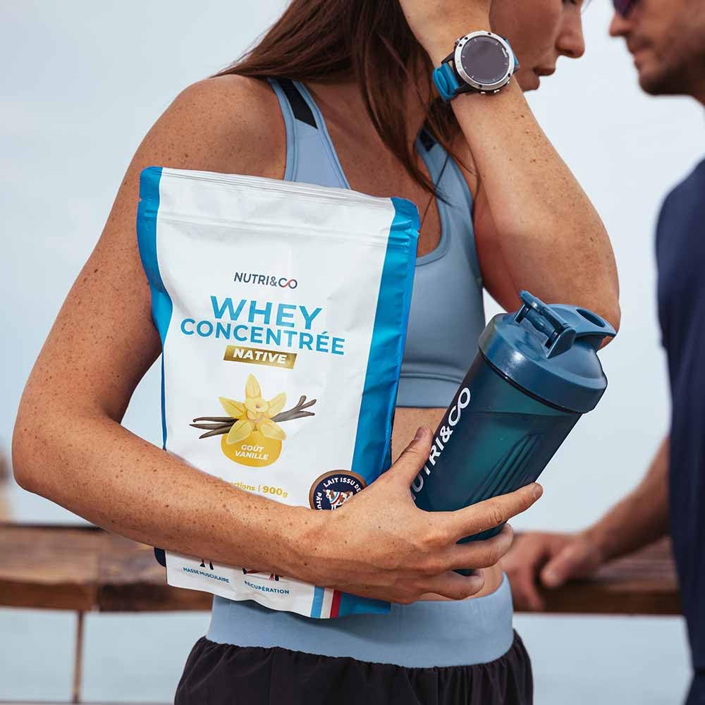 NUTRI & CO Whey Concentrate Native - Jusqu’à 80% de Protéines - Pur Lait Français Low Lactose Digestion Facile - Riche en BCAA - Prise de Masse & Musculation - 900g 30 portions goût Vanille