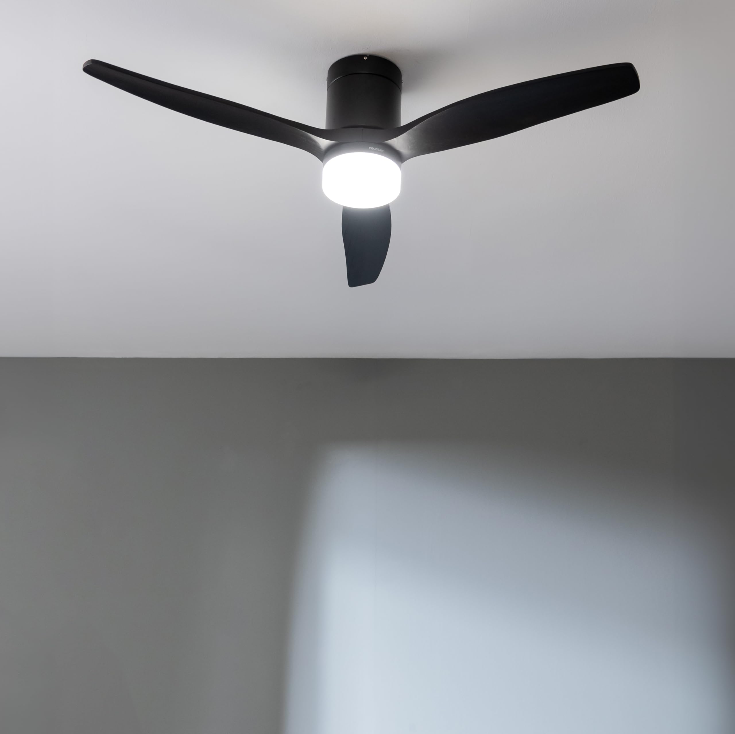 Cecotec Ventilatore da Soffitto con Luce EnergySilence Aero 5600 Aqua Black&Black Connected. 40 W, LED 18 W, Diametro 132 cm, Wi-Fi, Telecomando, Protezione IP44, Timer 8 Ore, 3 Pale, 6 Velocità