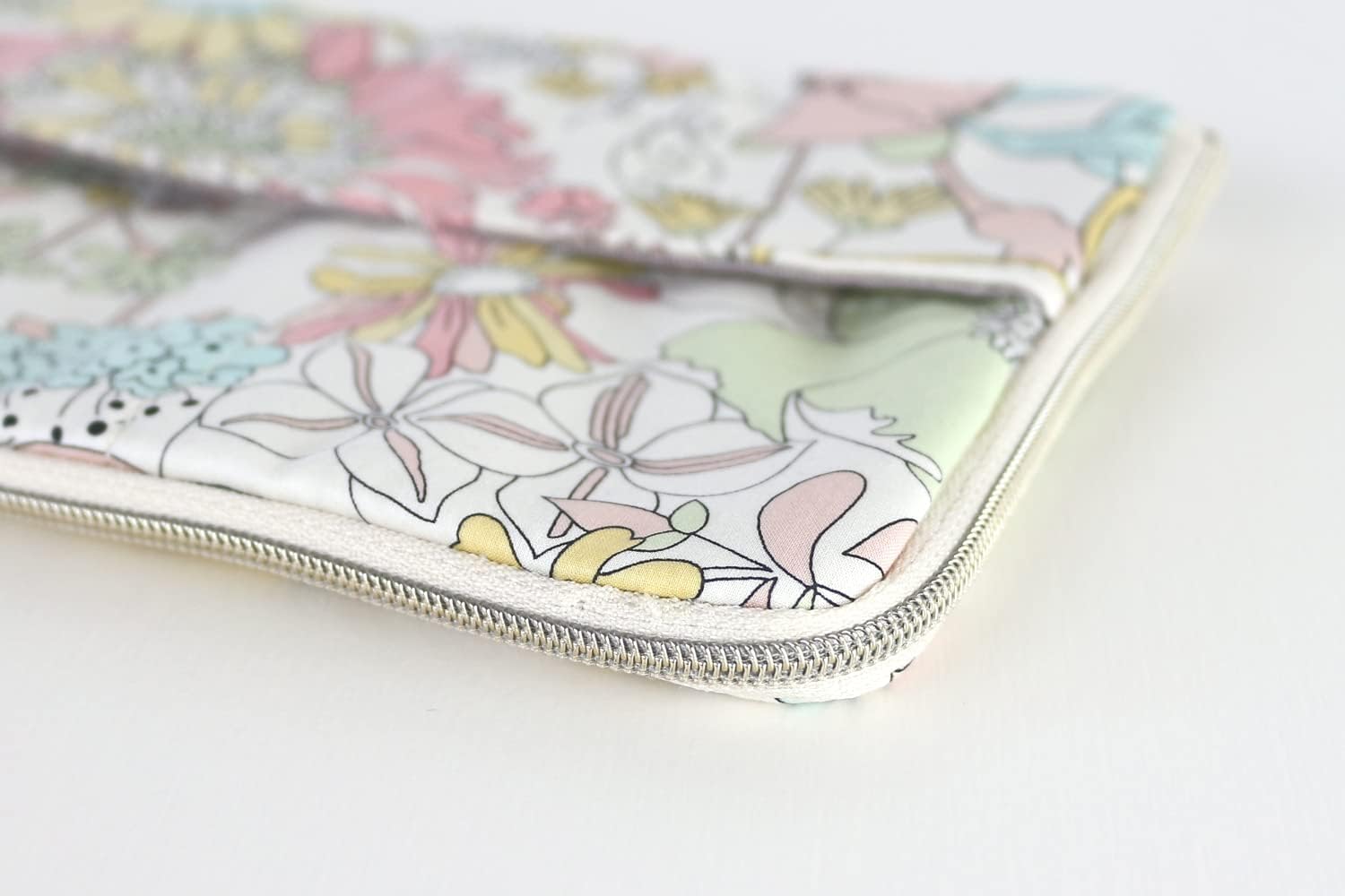 FLORET LONDON Round Flat Pouch 02 Sixty Yellow 8.3 x 4.9 inches (21 x 12.5 cm) [With Liberty Print]