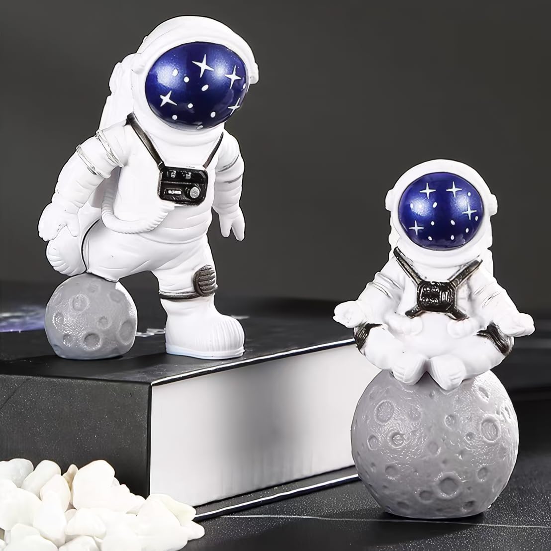Set di 4 statue di astronauta blu e bianco, scultura astronauta spaziale, decorazione a tema spaziale, decorazione per cameretta dei bambini