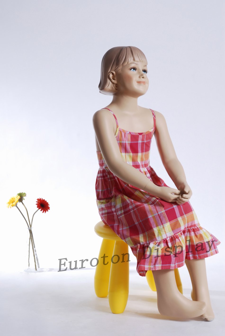 TonHan BB-13 Schaufensterpuppe Mädchen Kind. Hautfarbe sitzend schick modern. Modellierte Frisur