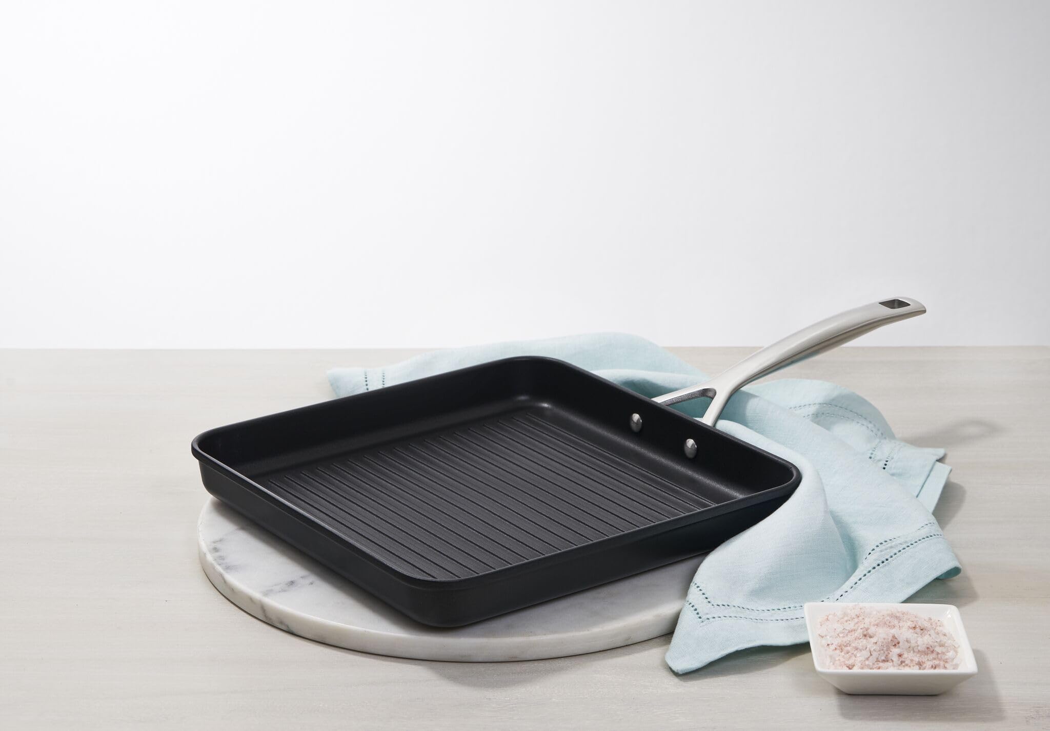 Le Creuset Aluminium-Antihaft Grillpfanne, 28 cm, Mit Rillen, Für alle Herdarten inkl. Induktion geeignet, Anthrazit/Silber, 52102280010201