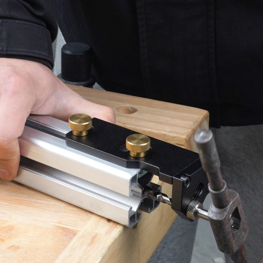 Profilé en aluminium pour le bricolage de meubles. Pour percer et tarauder dans de travail du bois.