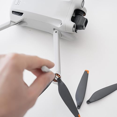 Miniatura 4 de MECCANIXITY Mini 2 hélices de dron, hélices de dron, negro y naranja con destornillador/tornillo, de liberación rápida, hélice de bajo ruido para