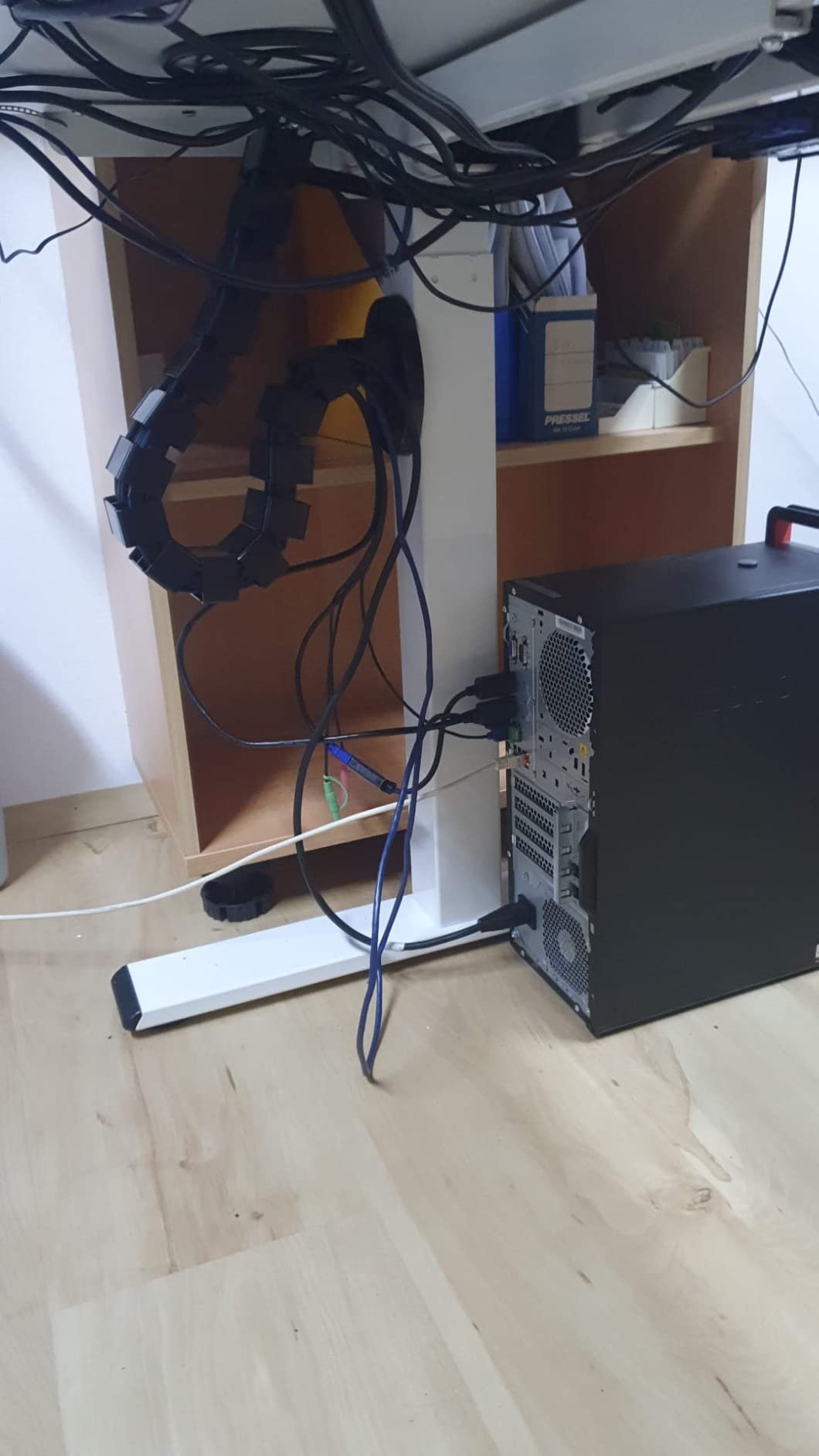 Leaf - modulair akoestisch paneel met eikenhouten voet bij FP Collection