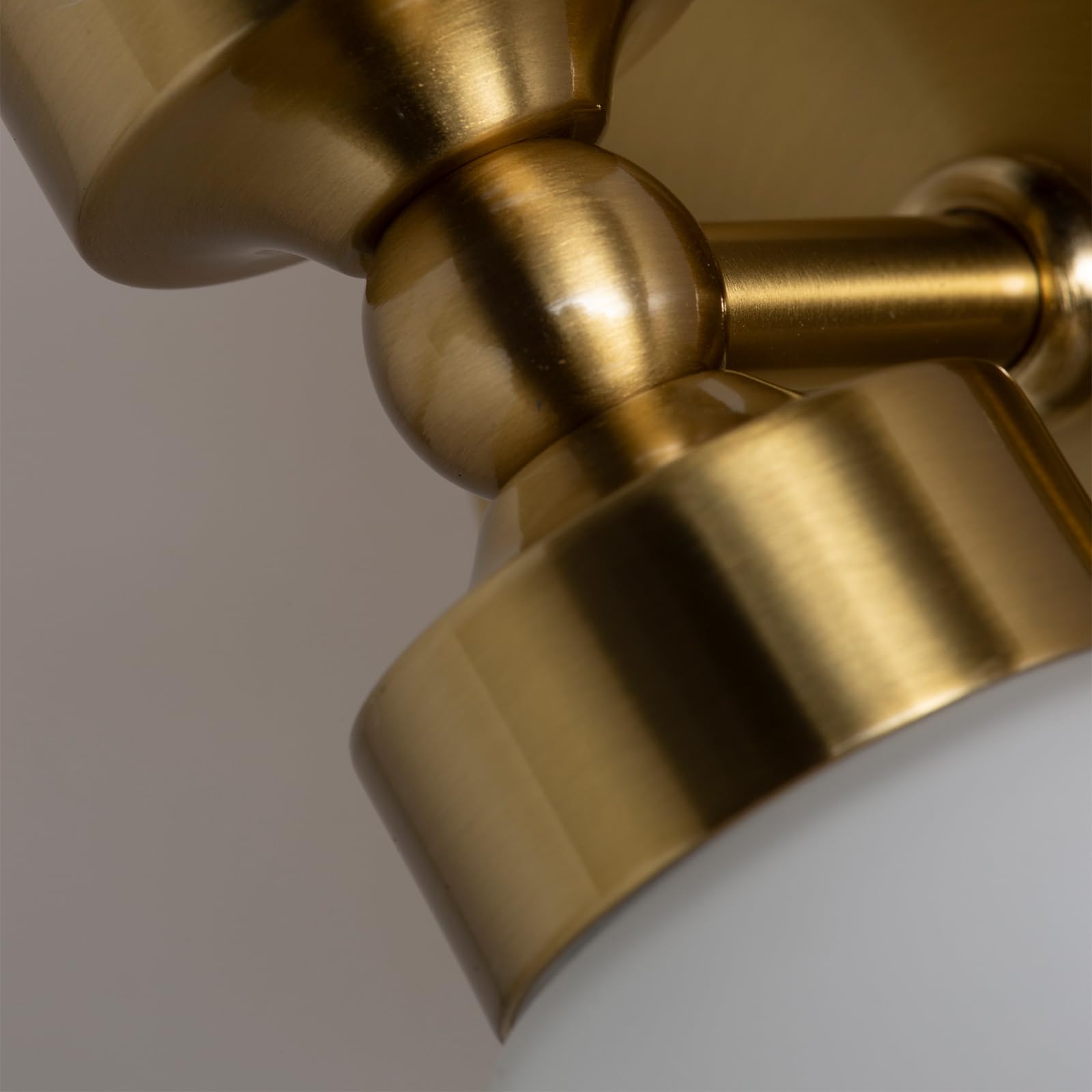 Alpinaluz Aplique de Pared para Baño con dos focos E14, Pantalla de Cristal Opal Blanco y Base de Metal Dorado, Protección IP44, Iluminación Suave y Elegante para Espejos y Tocadores Modernos