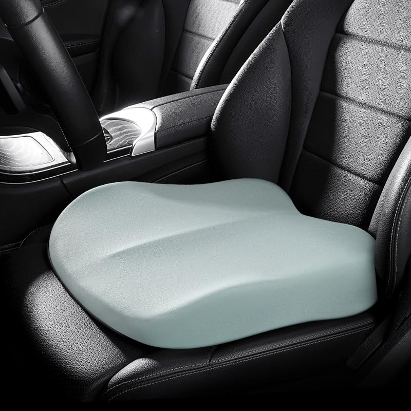 🚗【Traspirante e Durevole】Realizzato con materiali morbidi e traspiranti, questo cuscino auto guidatore favorisce la circolazione dell’aria e riduce l’accumulo di calore durante i viaggi più lunghi. La struttura resistente mantiene la forma nel tempo, rendendolo un affidabile cuscino per sedile auto utilizzabile tutto l’anno.