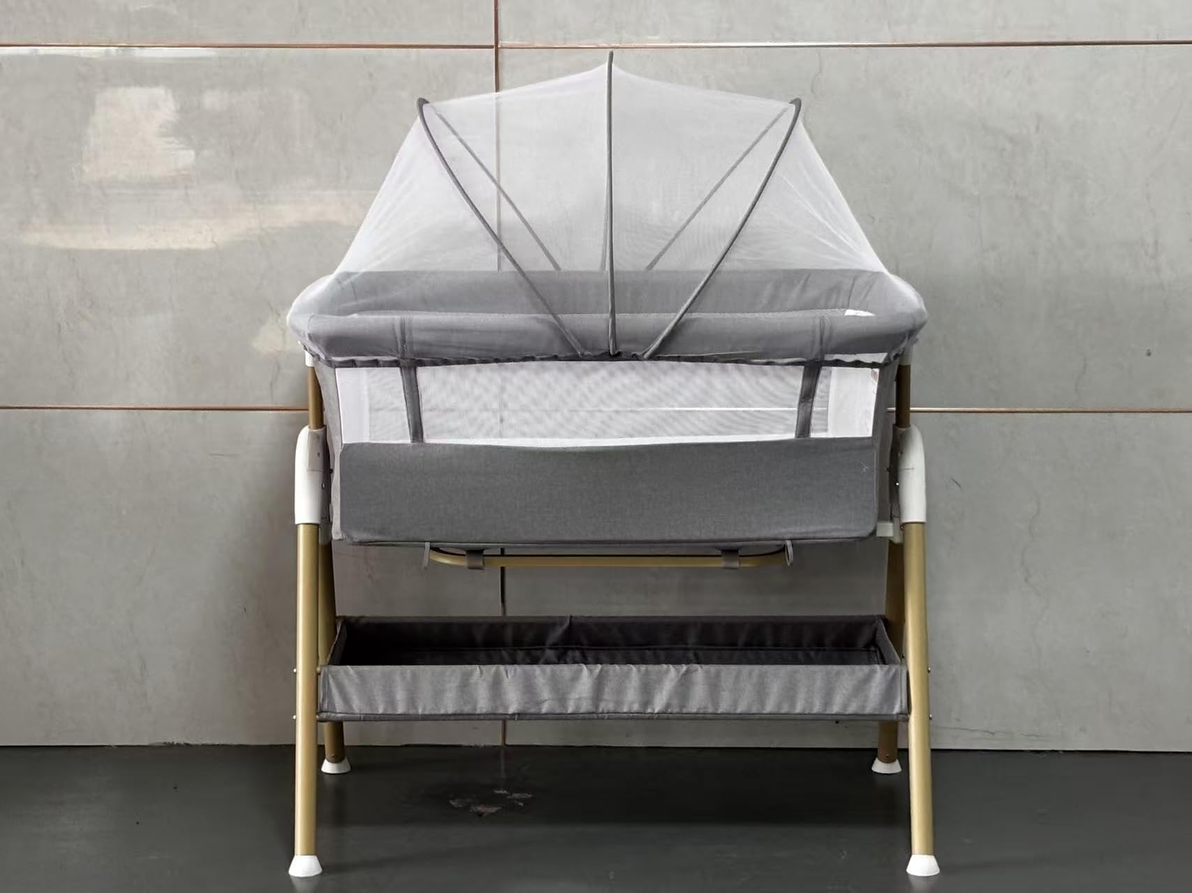 Lit d'enfant portable gris pliant pour nouveau-nés et nourrissons