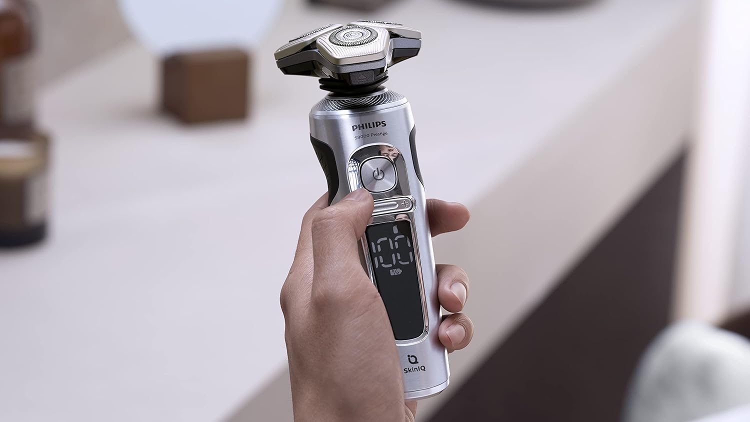 Philips Serie 9000 Prestige Afeitadora Elctrica Hombre, Mquina de Afeitar Barba con Barbero, 72 cuchillas, 60min de uso, En Seco y Hmedo, Recargable, Base Carga QI, Naricero, SP9871/22, Cromo