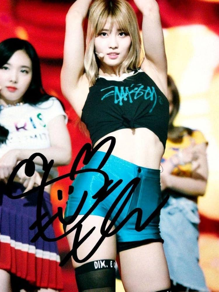 Amazon.co.jp: モモ直筆サイン入り2Lサイズ写真…Momo…TWICE‥ : Hobbies
