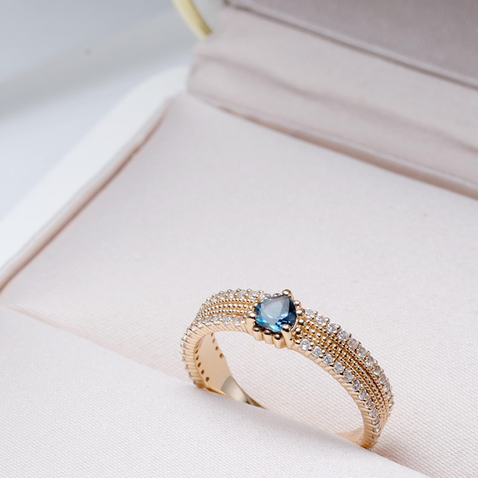 Anelli nuziali in oro 375/585/750 con cuore e topazio blu