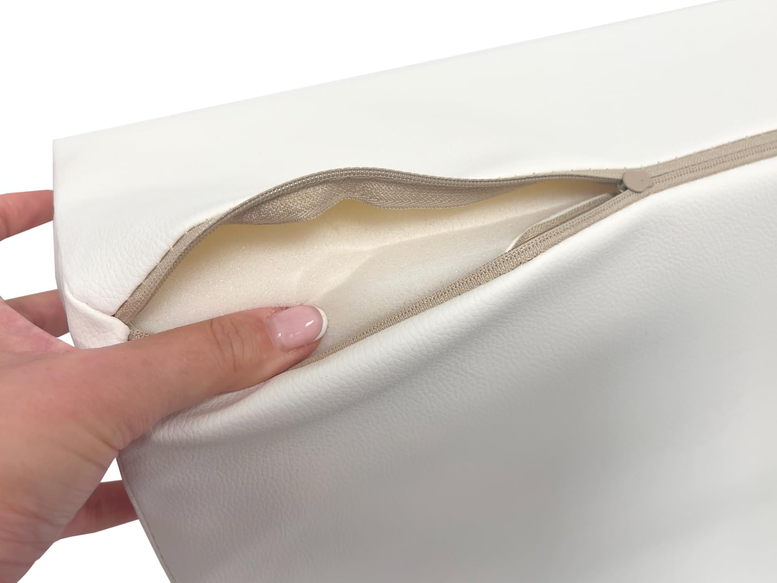 QUIRUMED Cojín cuña, Medidas 40 x 50 x 13 cm, Color Blanco, Ergonómico, Polipiel, Relleno Flexible, Cojín Masaje, Fisioterapia, Apoyo para la Espalda