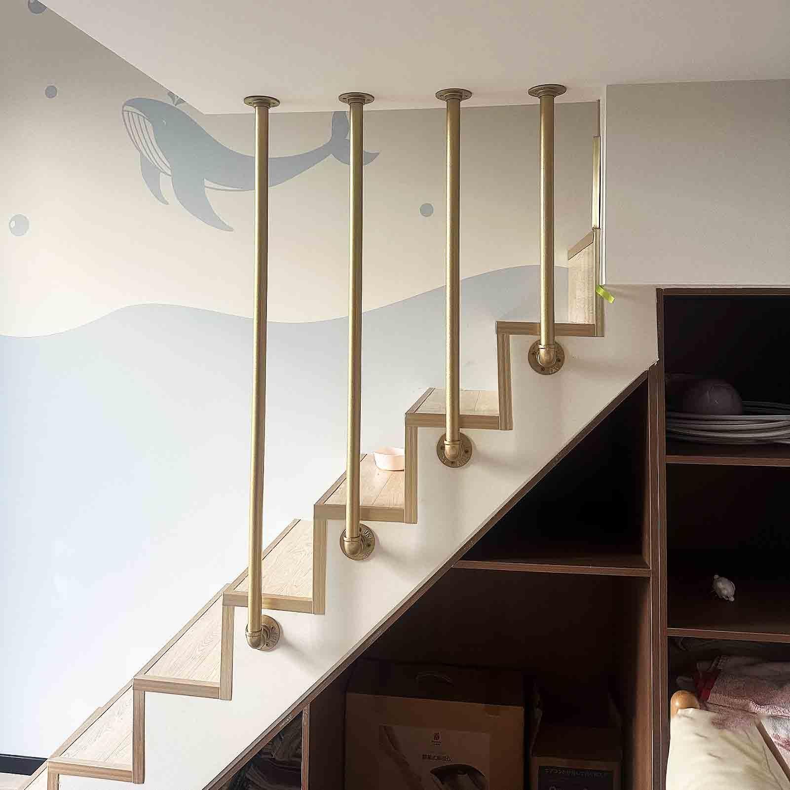 Rampe d'escalier anti-chute dorée : kit de sécurité mural facile à poser chez soi