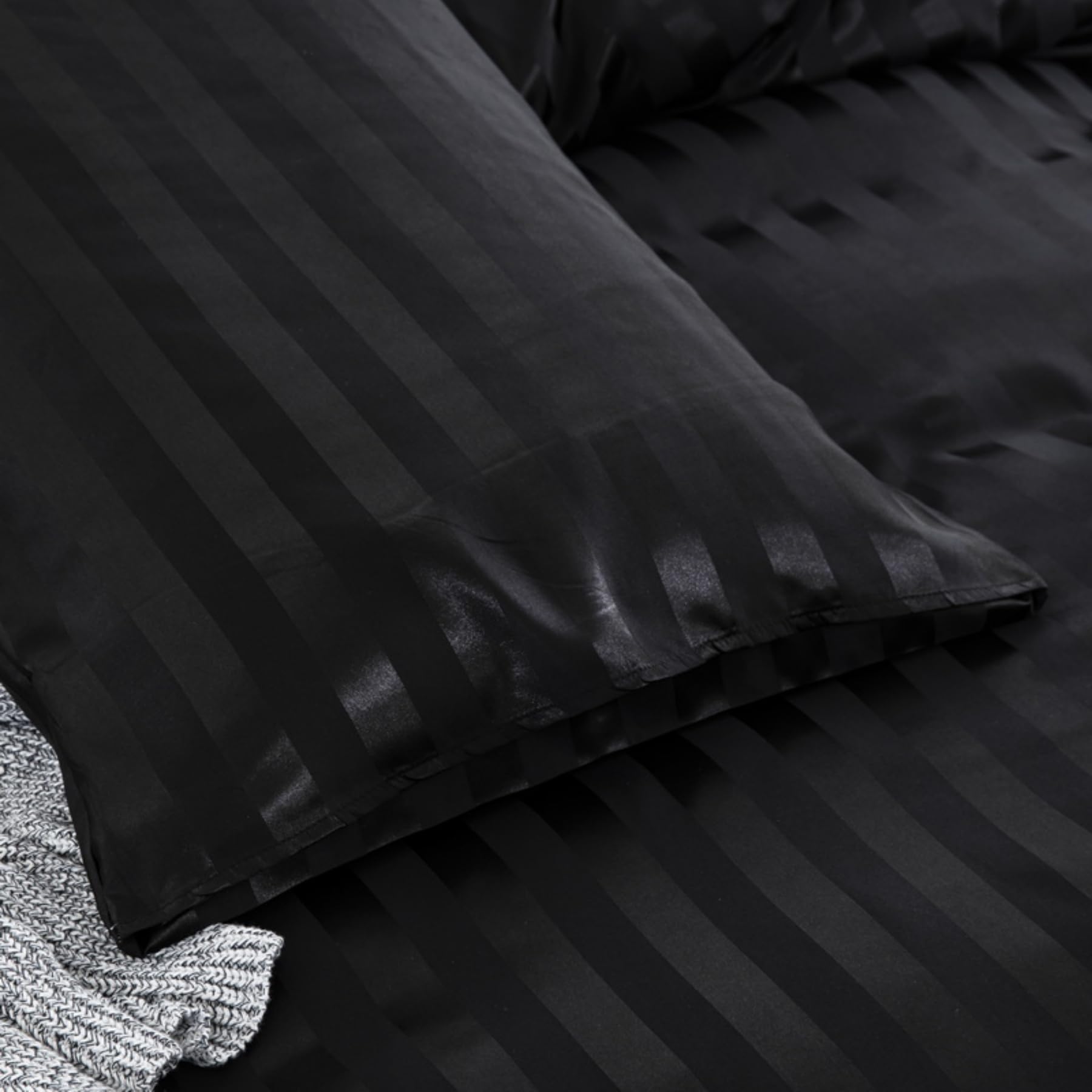Gezu - Set di biancheria da letto con copripiumino 240x260 cm nero in satin a righe, set letto 240x260 per adulti 2 persone, biancheria da letto in satin di seta liscio e sottile con chiusura lampo e