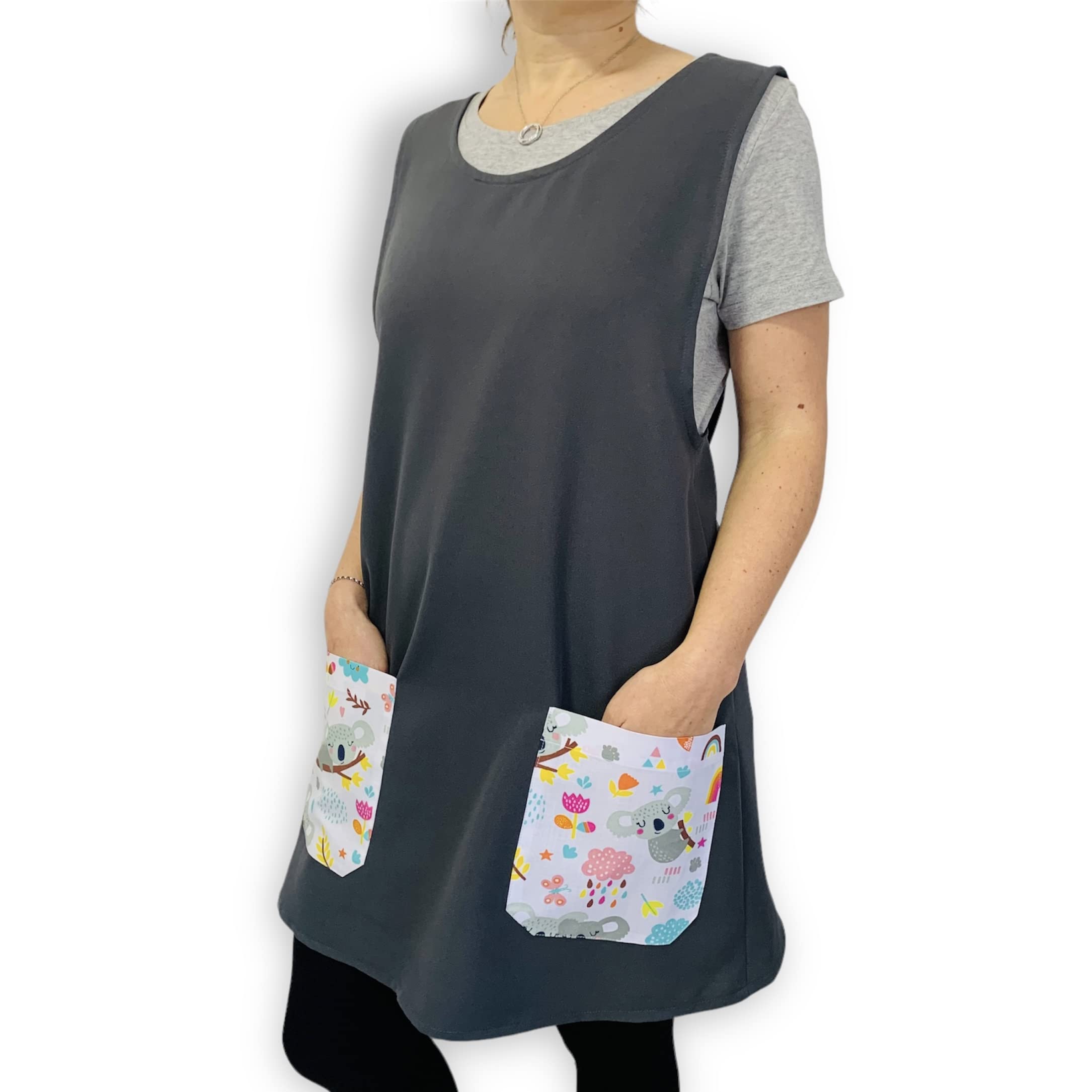 SuYa Shop Bata Maestra color Marino con bolsillos en Fauna, babi, educadora, cole