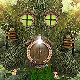 Bonito diseño: el juego de decoración de árbol de hadas en miniatura con un diseño divertido e infantil. El tamaño de la decoración de árbol de hadas en miniatura grande es de 14 x 16 x 2 cm (5,5" x 6,3" x 0,8"), el tamaño pequeño es de 8 x 8 x 2 cm (3,2" x 3,2" x 0,8"). Las hadas están buscando un hogar. Cuelga estas delicadas puertas y ventanas en los árboles del jardín e invita a las hadas a quedarse aquí. Las ventanas y la linterna frente a la puerta brillan en la oscuridad.