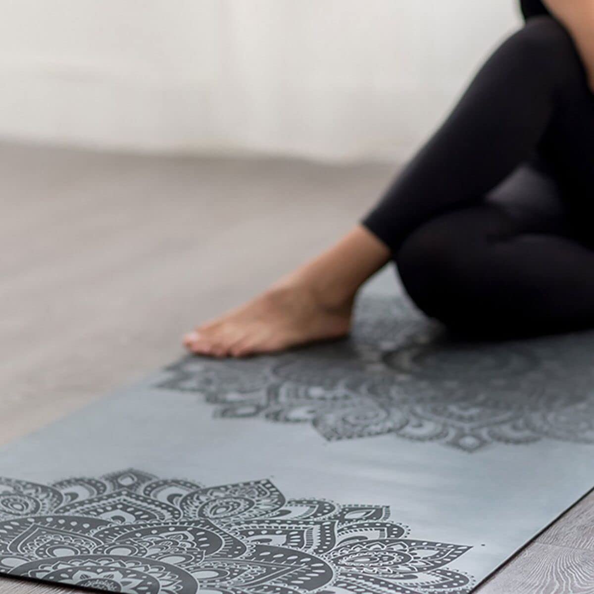 Yoga Design Lab | Esterilla Infinity | Textura y diseño Antideslizante para Alinear y apoyar su práctica. | Ecológica | Acolchada | Incluye Cinta!