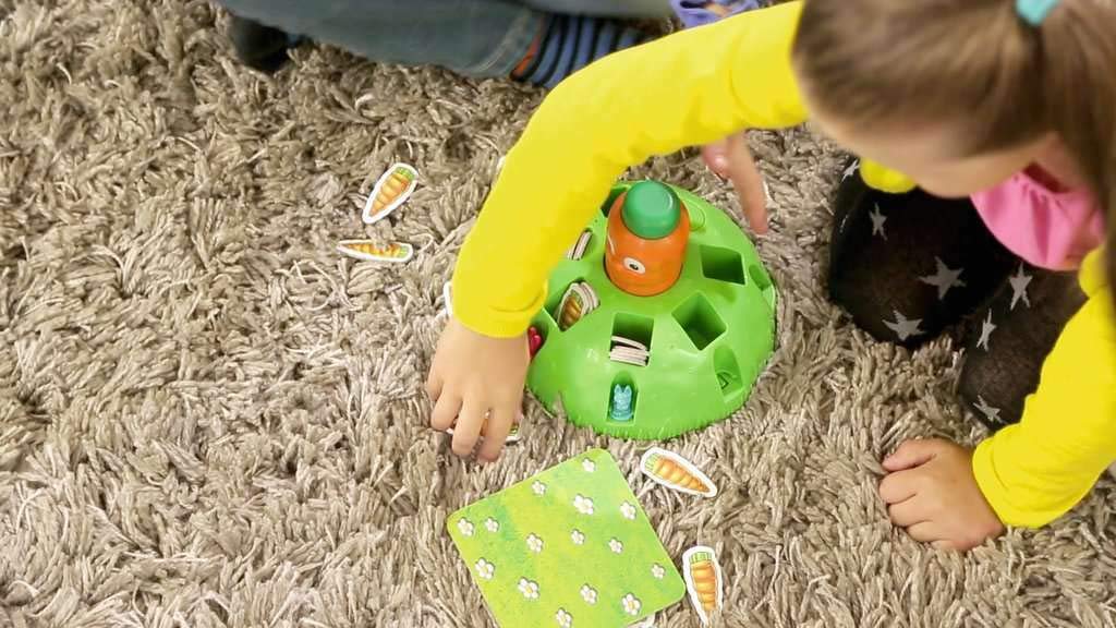 Ravensburger 21200 - Flotti Karotti, Bewegungsspiel für Kinder ab 4 Jahren, Familienspiel für Kinder und Erwachsene, Reaktionsspiel für 1-6 Spieler