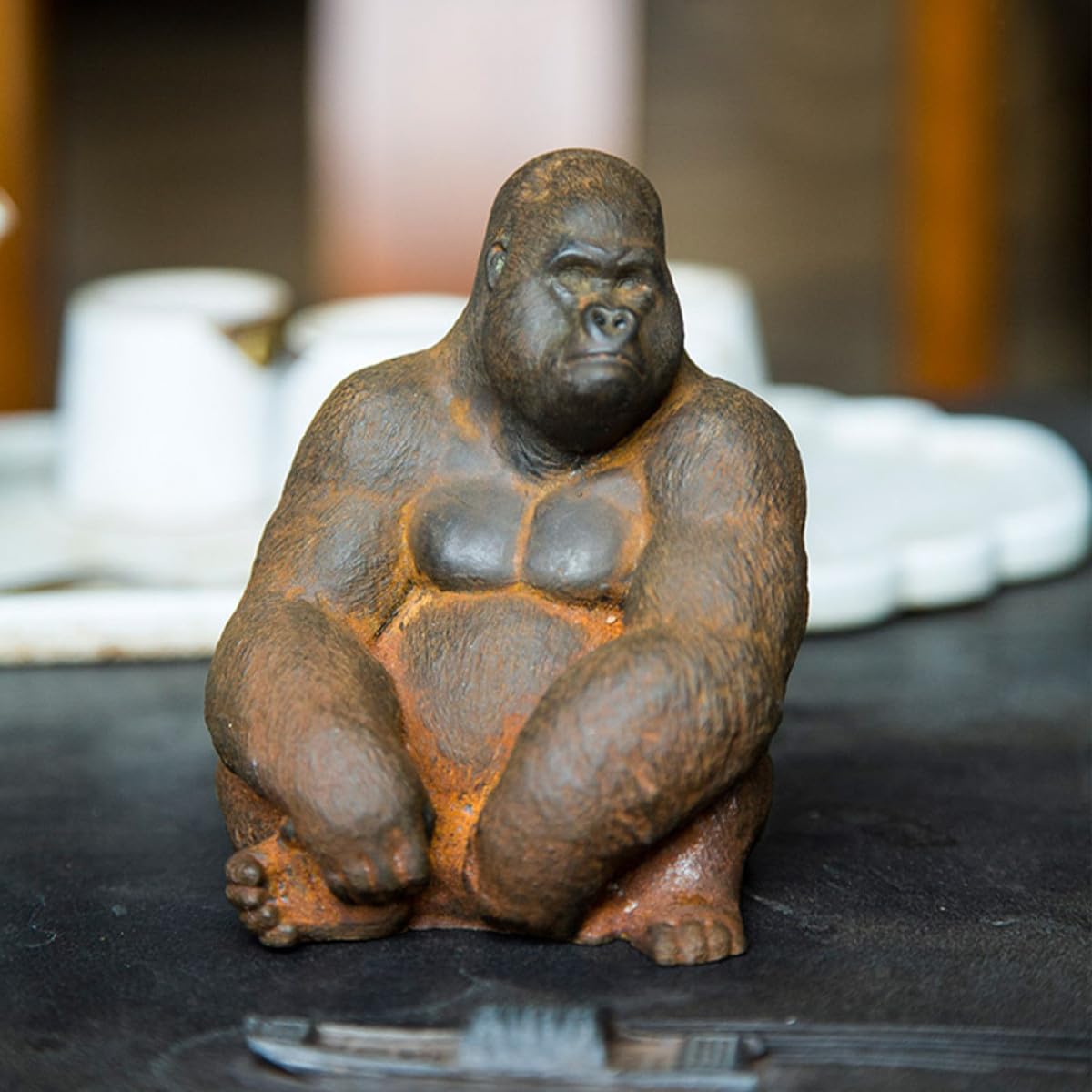 NUOBESTY Eiserne Miniatur Gorilla Statue Vintage Tierfigur aus Robustem Eisen Kreative Deko für Wohnzimmer Büro und Sammler Stabile Tischskulptur mit Rustikalem Charme