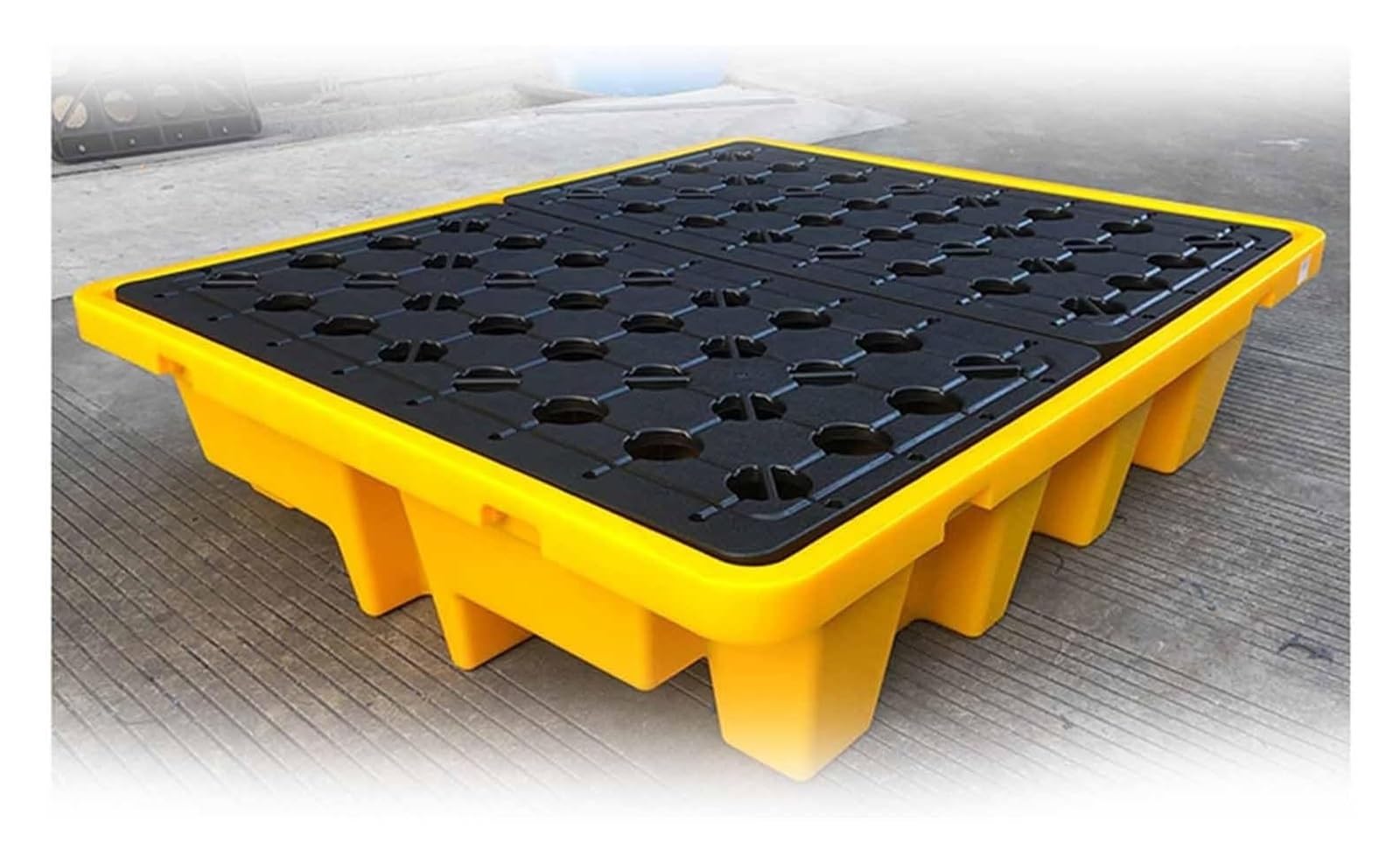 Bac de rétention empilable avec drain et grille amovible pour stockage industriel sécurisé