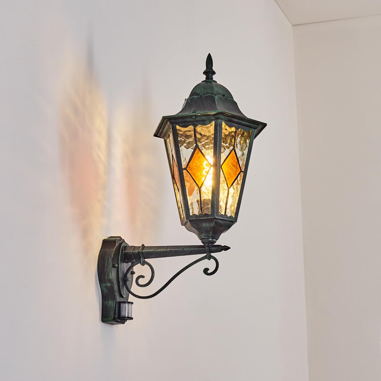 HOFSTEIN Außenwandleuchte Hongkong, Außenwandlampe mit Bewegungsmelder aus Metall/Glas in Schwarz/Grün/Klar/Orange, Wandleuchte außen Vintage/Antik/Landhaus, E27, IP44, Garten, Außenbereich, Haustür