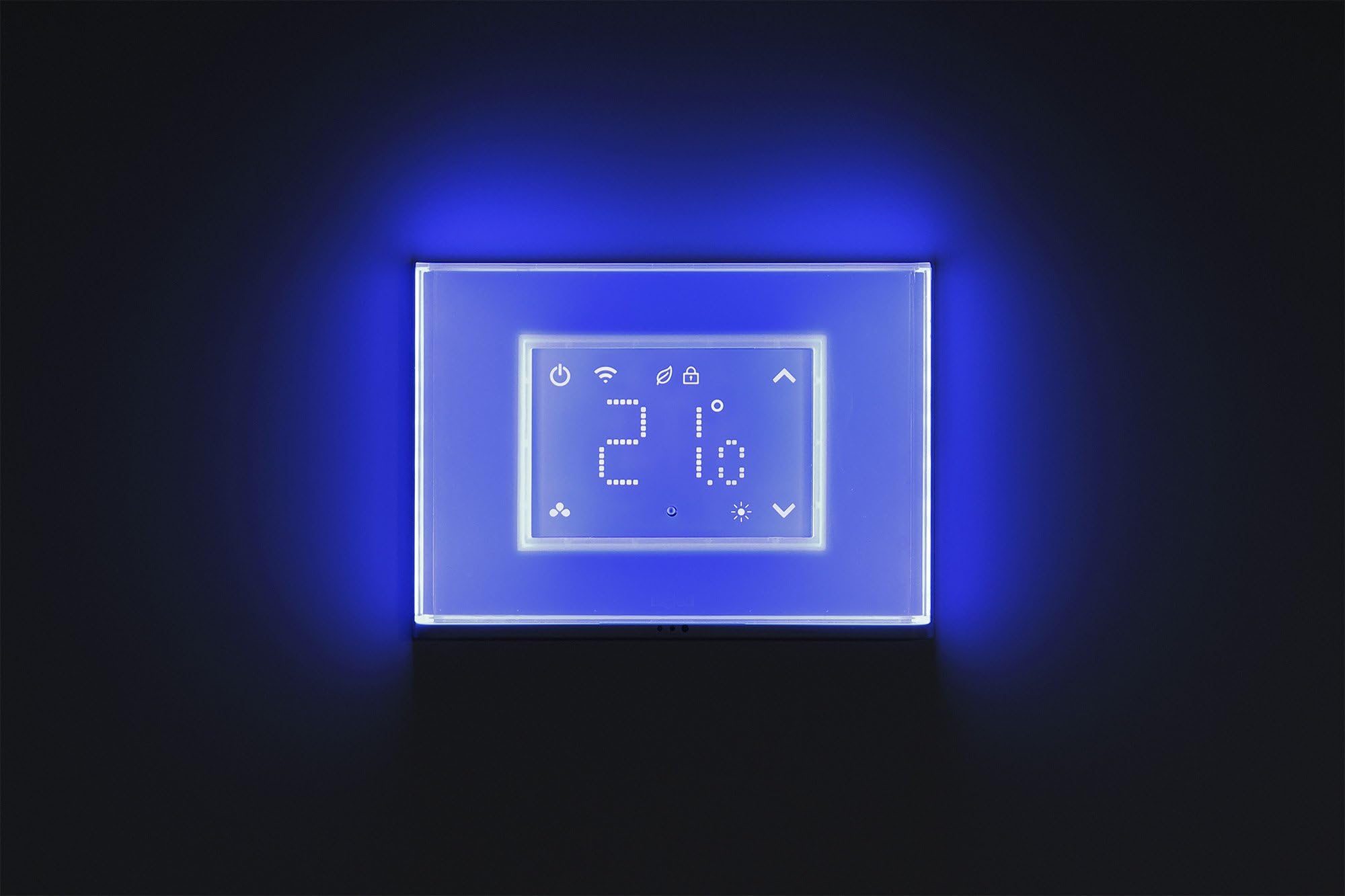 Beghelli - Cronotermostato Smart Dom-e con Display Touch e Placca Luminosa, Compatibile con Amazon Alexa e Google Assistant tramite App, Condizionamento/Riscaldamento, Luce Emergenza, Batteria Inclusa