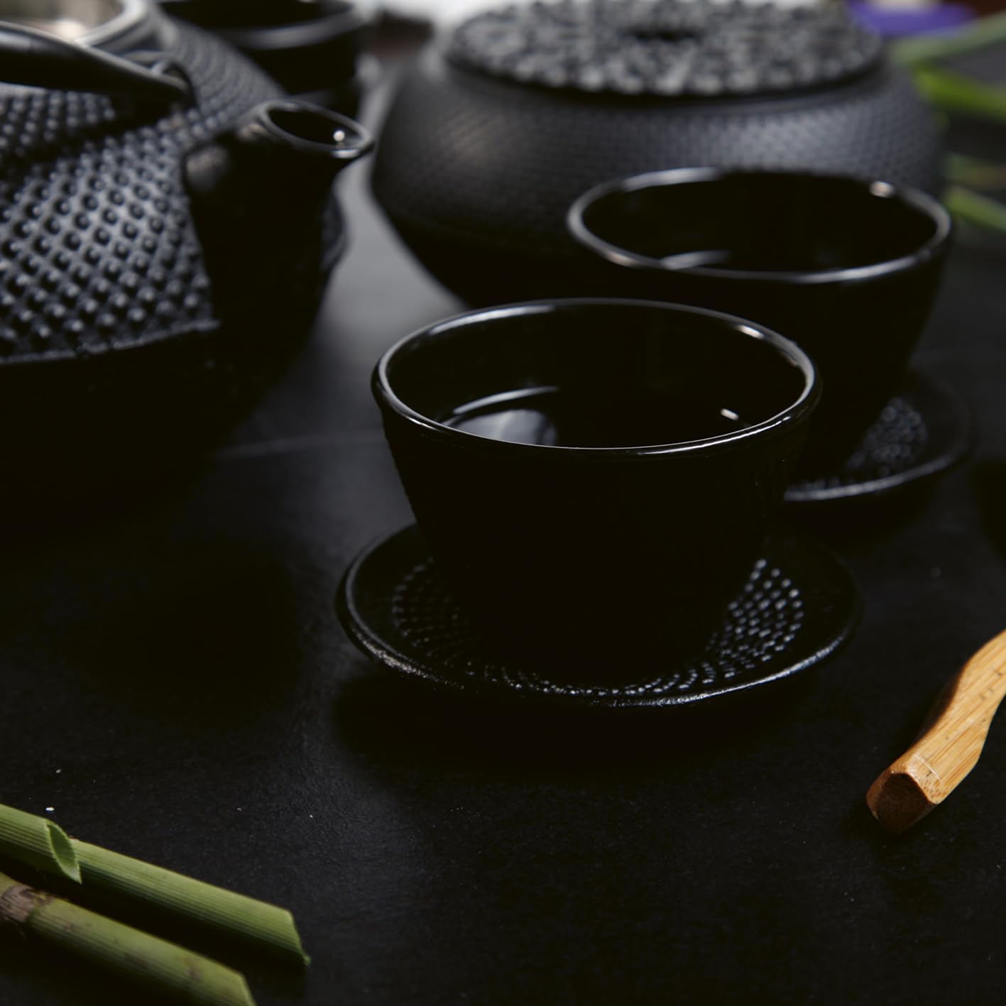 Lumaland Set de thé 12 pièces | Théière en fonte Tetsubin de 1,4 litre, réchaud en fonte, 4 tasses à thé & 4 dessous de verre, avec cuillère doseuse en bambou & passoire en acier inoxydable