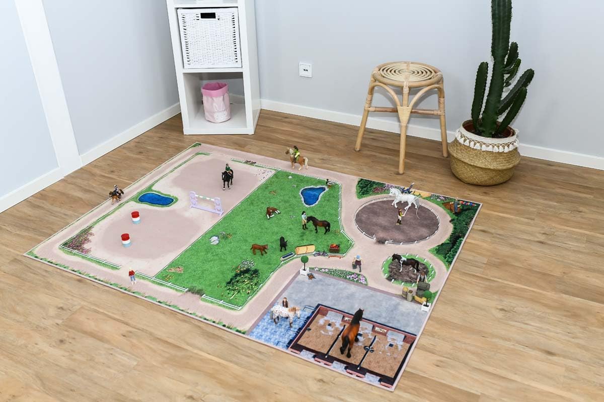 tappeto da gioco per cameretta con maneggio, campo di equitazione e scuderie. Ideale per piccoli amanti dei cavalli, compatibile con Schleich® e Playmobil®. 160 × 120 cm