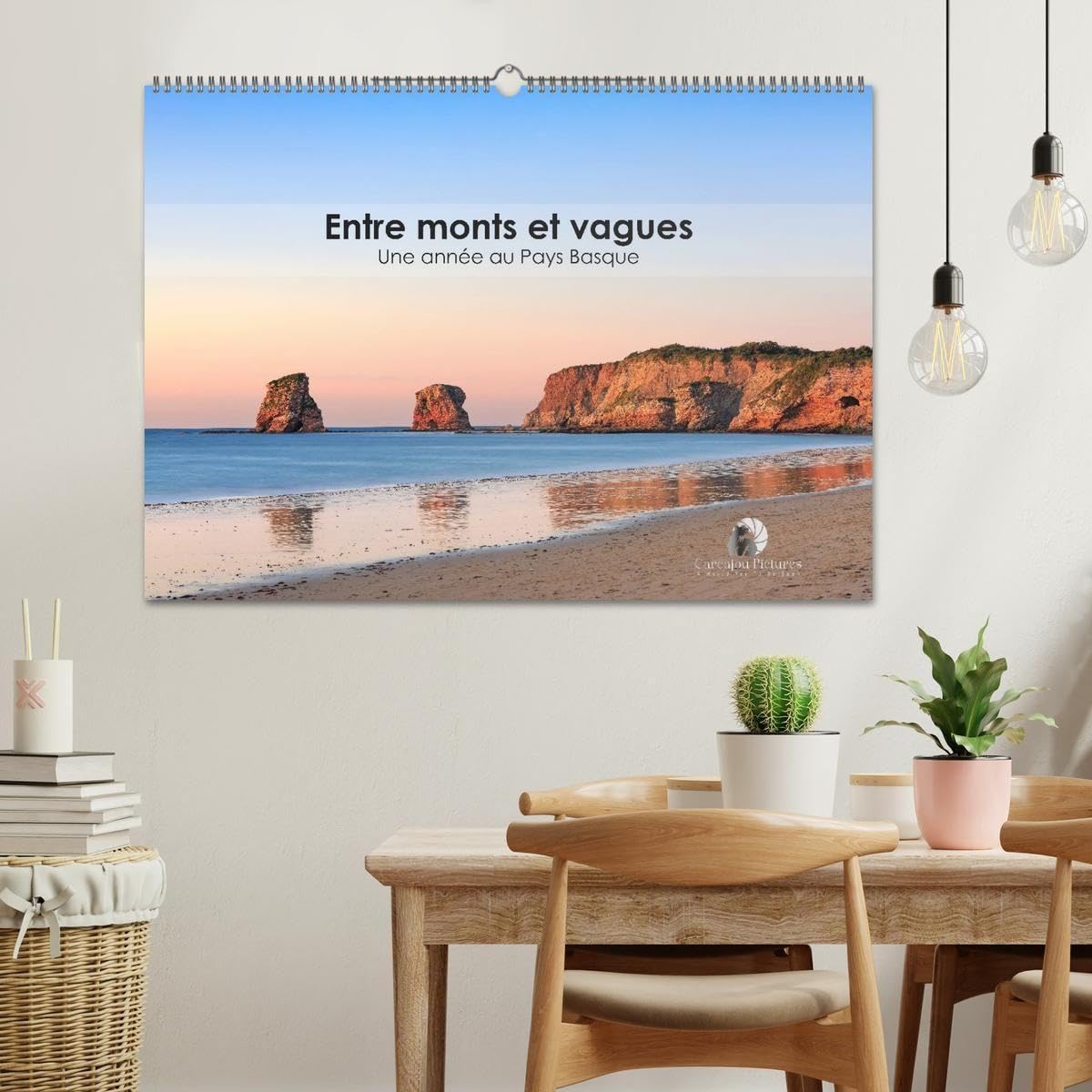 Entre monts et vagues - Une année au Pays Basque (Calendrier mural 2027 DIN A2 vertical), CALVENDO calendrier mensuel: Un calendrier dépaysant qui ... et la majesté des monts du Pays Basque.