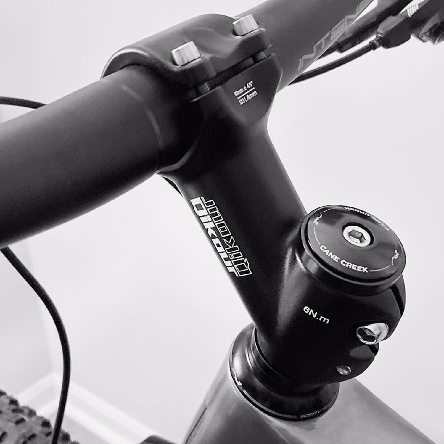 Bicycle Stem 45° 31.8mm Handlebar Clamp 6061 Aluminum 90mm MTB | Forged bicycle stem with anodized finish, dual clamping system and 28.6mm steerer for road, MTB and hybrid bikes