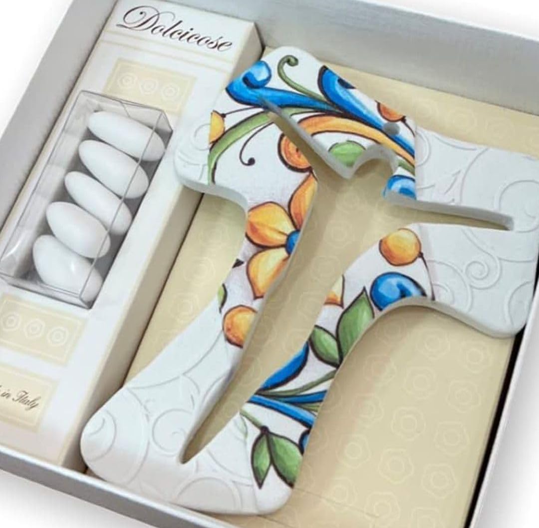 Regalami. Shop Zestaw 6 krzyżyków Tau Marmur Carrara 14 cm z wytłoczonymi fryzami i nadrukiem z przezroczystym pudełkiem, kartką i uchwytem na konfetti dla zwierząt domowych, wyprodukowano we Włoszech