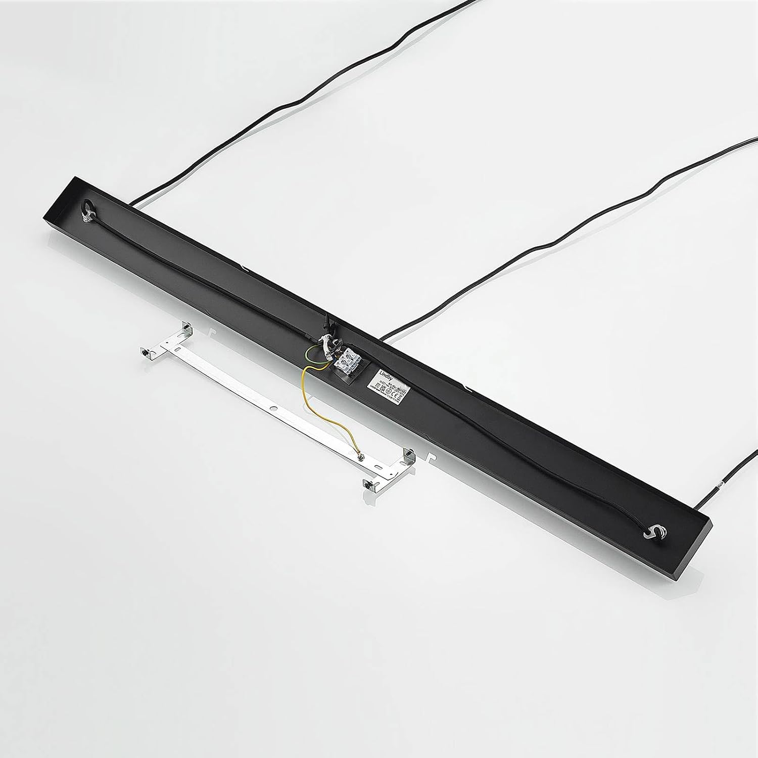 టాప్ view of the Lindby Elamira lamp's ceiling bar with wiring