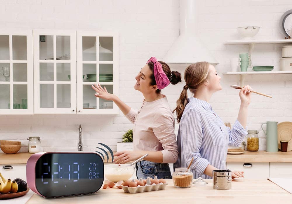 Réveil Horloge Haut-Haut-Chambre Horlge de Chevet avec Dual USB Chargement des Haut-parleurs stéréo Pilote à Double 3W, Radio FM, 4.2, AUX TF Carte, Dimmable, Snooze, Thermomètre.