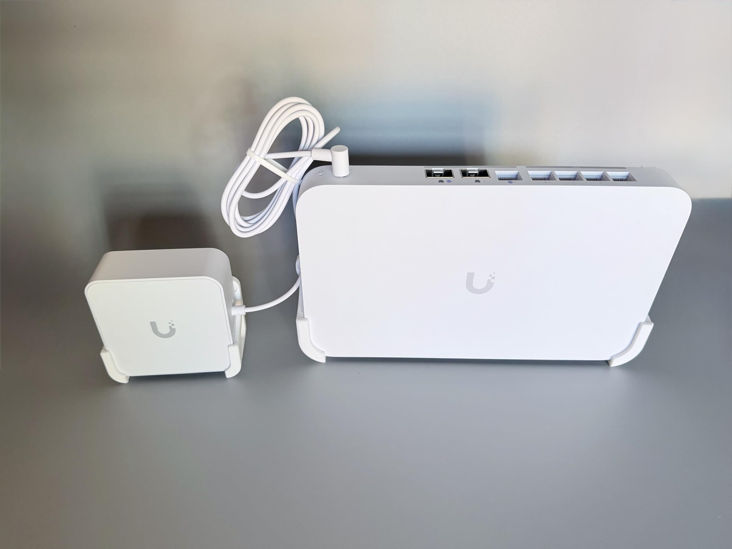 Netzteil-Halter für Ubiquiti UniFi Cloud Gateway Fiber (UCG-Fiber/UXG-Fiber) – Wandmontage & Tischunterseite, inkl. Befestigungsmaterial