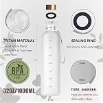 32oz Bouteille d'eau quotidienne avec marqueur de temps, en plastique Tritan réutilisable BPA Jug d'eau durable étanche, 1 Liter (1000ml) Bouteille de boisson de mode congelée pour le travail, bureau, maison, école, voyage, gymnastique et de plein air (32oz/1000ml, Blanc avec sangle)