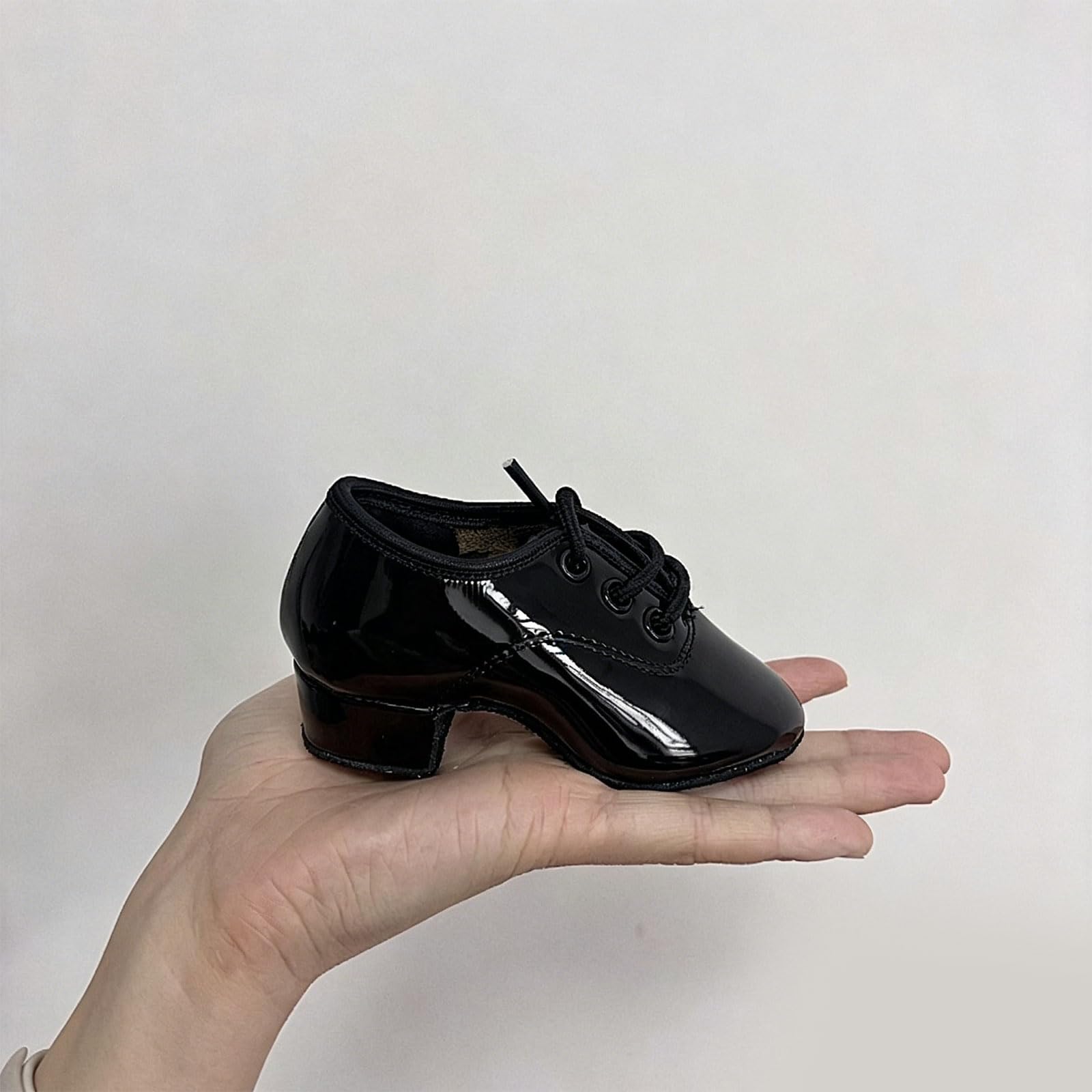 Portachiavi con scarpa da ballo in pelle verniciata nera con