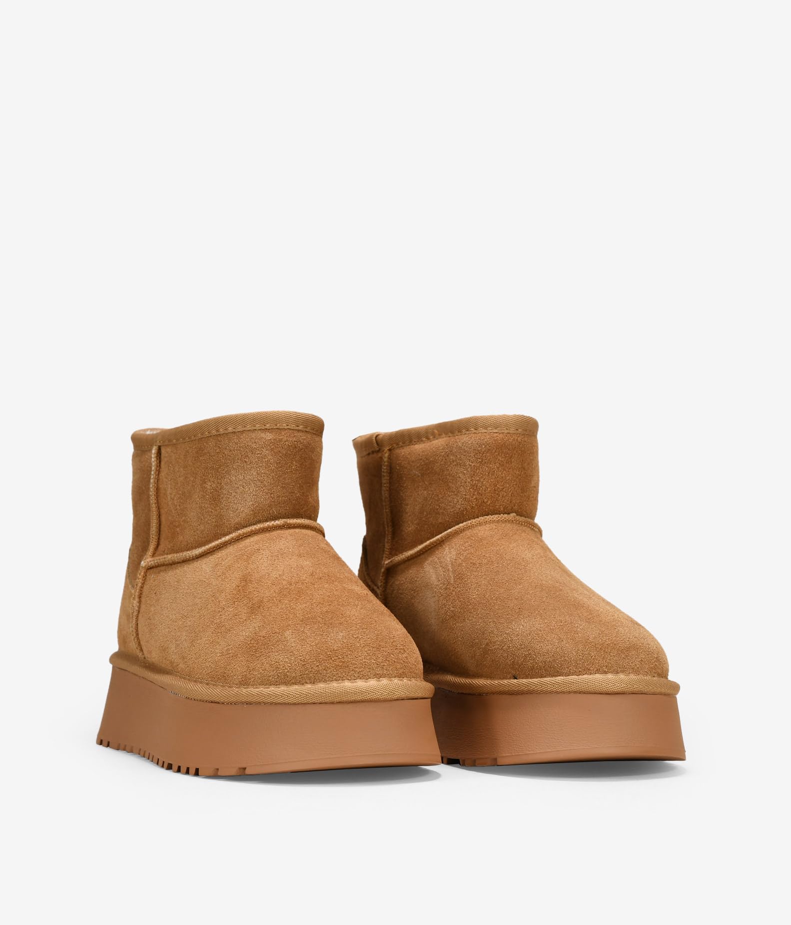 BOSANOVA Botines Estilo Australiano confeccionados en Serraje Piel con caña Media de 12 cm, Detalle de Logo, Forro de Pelo y Suela de Plataforma de 4.5 cm. Sin Cierre. Calzado para Mujer
