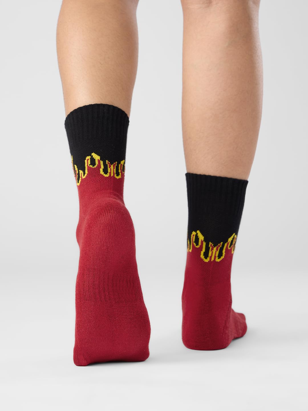 The Souled Store Calcetines Souled: On Fire para hombres y niños negro estampado casual algodón mezclado calcetines hasta el tobillo