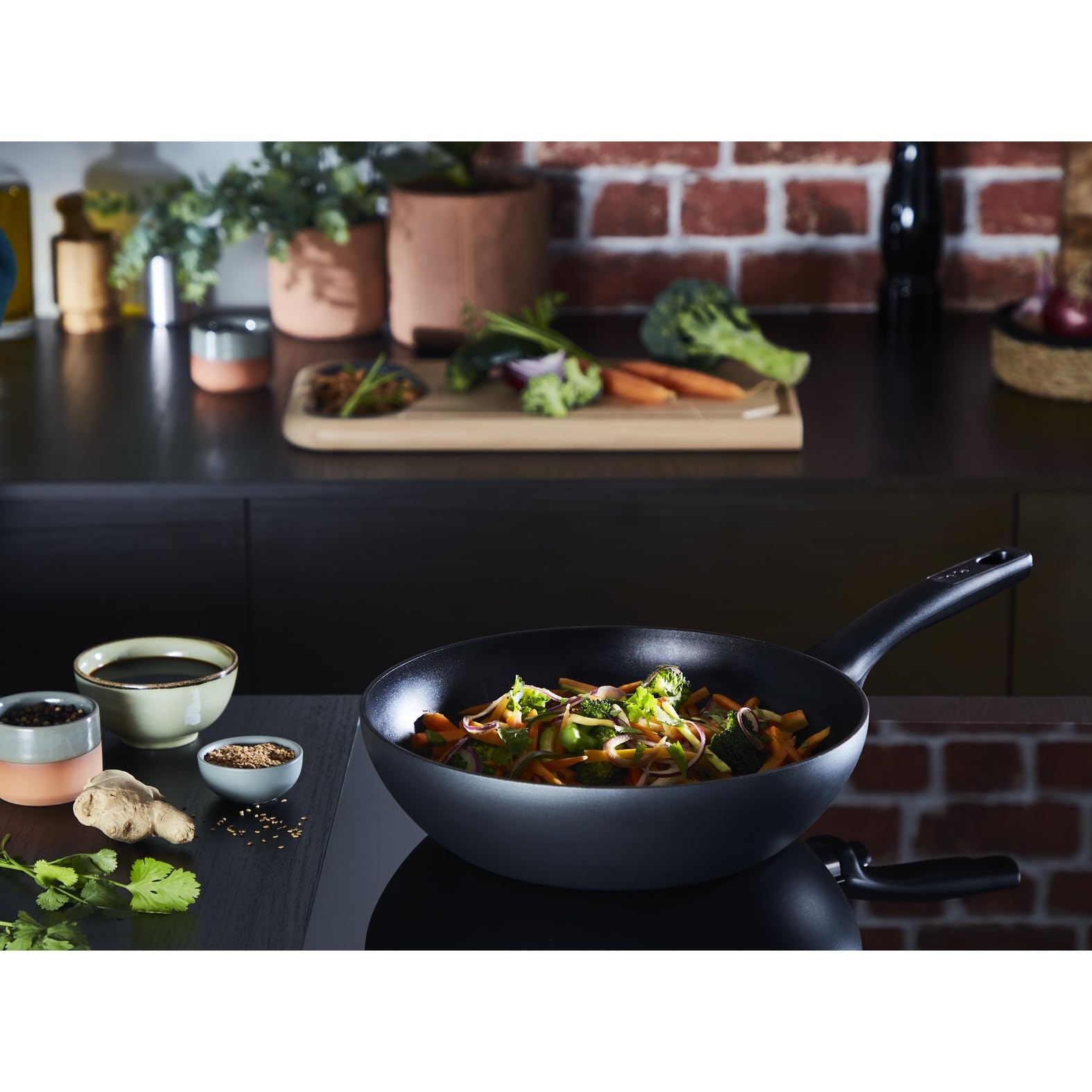Tefal Hard Titanium On Wokpfanne Induktion 28 cm, Antihaftversiegelung, Thermo-Signal bei idealer Brattemperatur, für alle Herdarten geeignet, Aluminium, schwarz, G28819