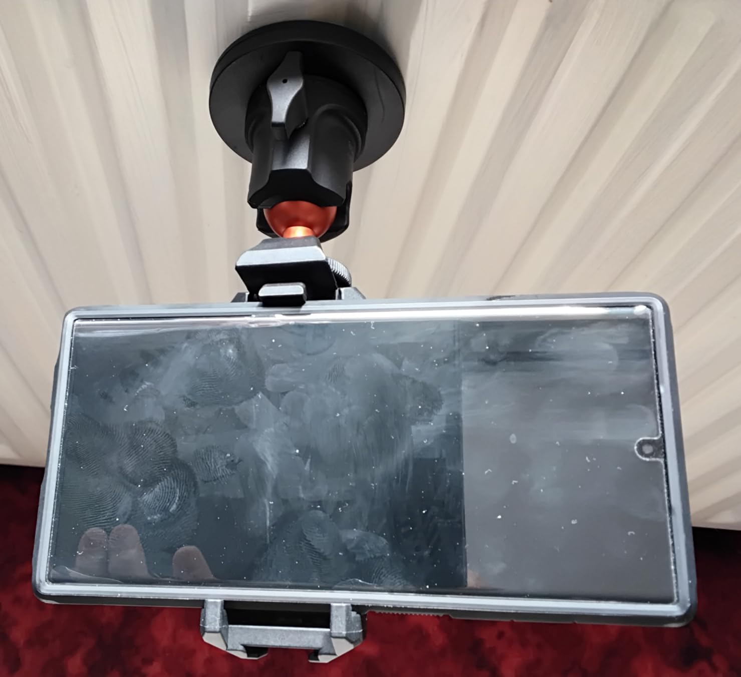 Really strong magnet it's not coming off in use