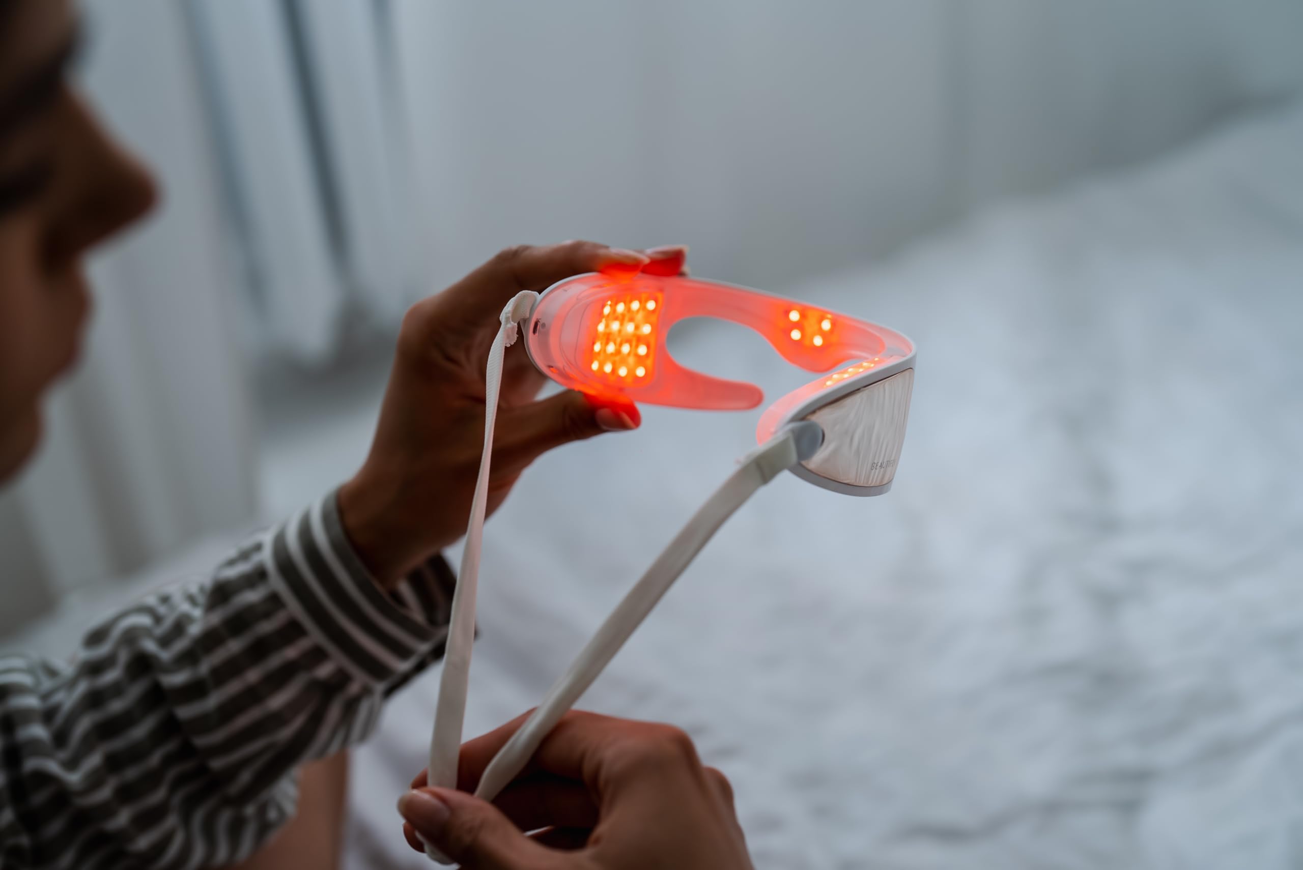Beautifly - Masajeador de Ojos Serene – Terapia de Luz Roja para Reducir Estrés y Signos de Fatiga, Estilo y Tecnología