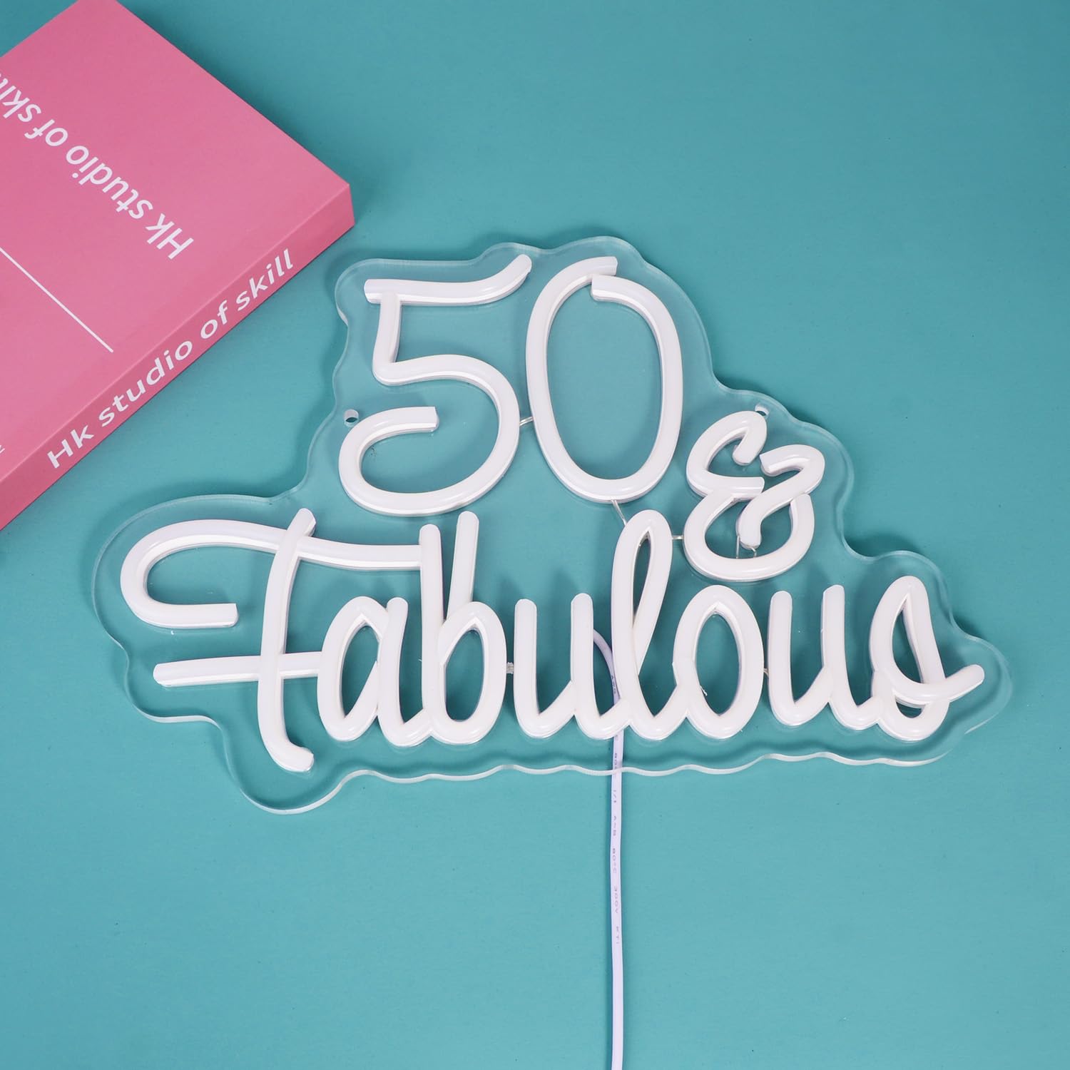 Neonowy znak "Fifty Years Old", 50 lat, na 50. rocznicę ślubu, urodziny, przyjęcie, dekoracja, ciepła biel, światło LED dla żony, mamy, córki, siostry, cioci, najlepszych przyjaciół, przyjaciółek,