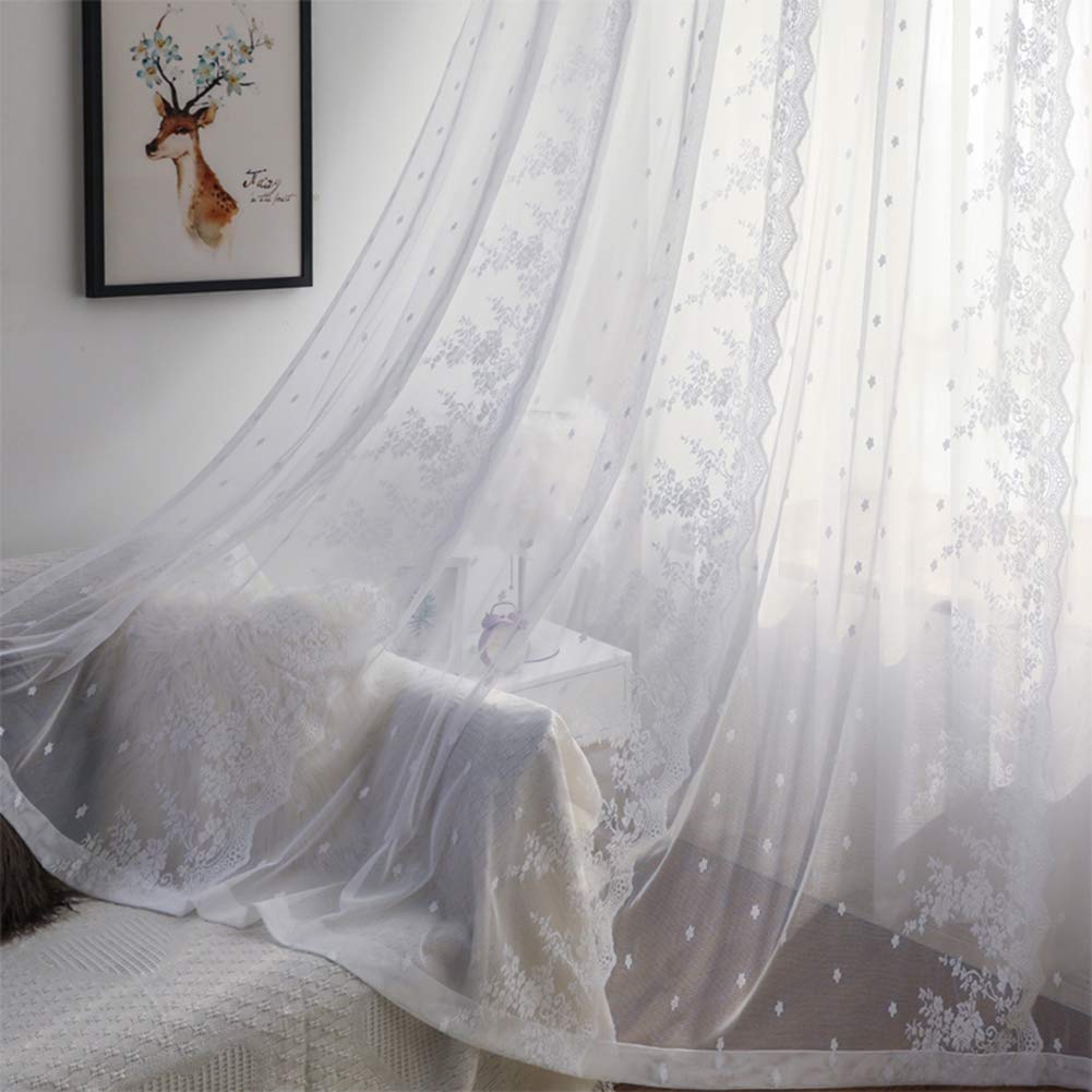 Rideau brodé court en dentelle blanche atmosphère douce et lumineuse