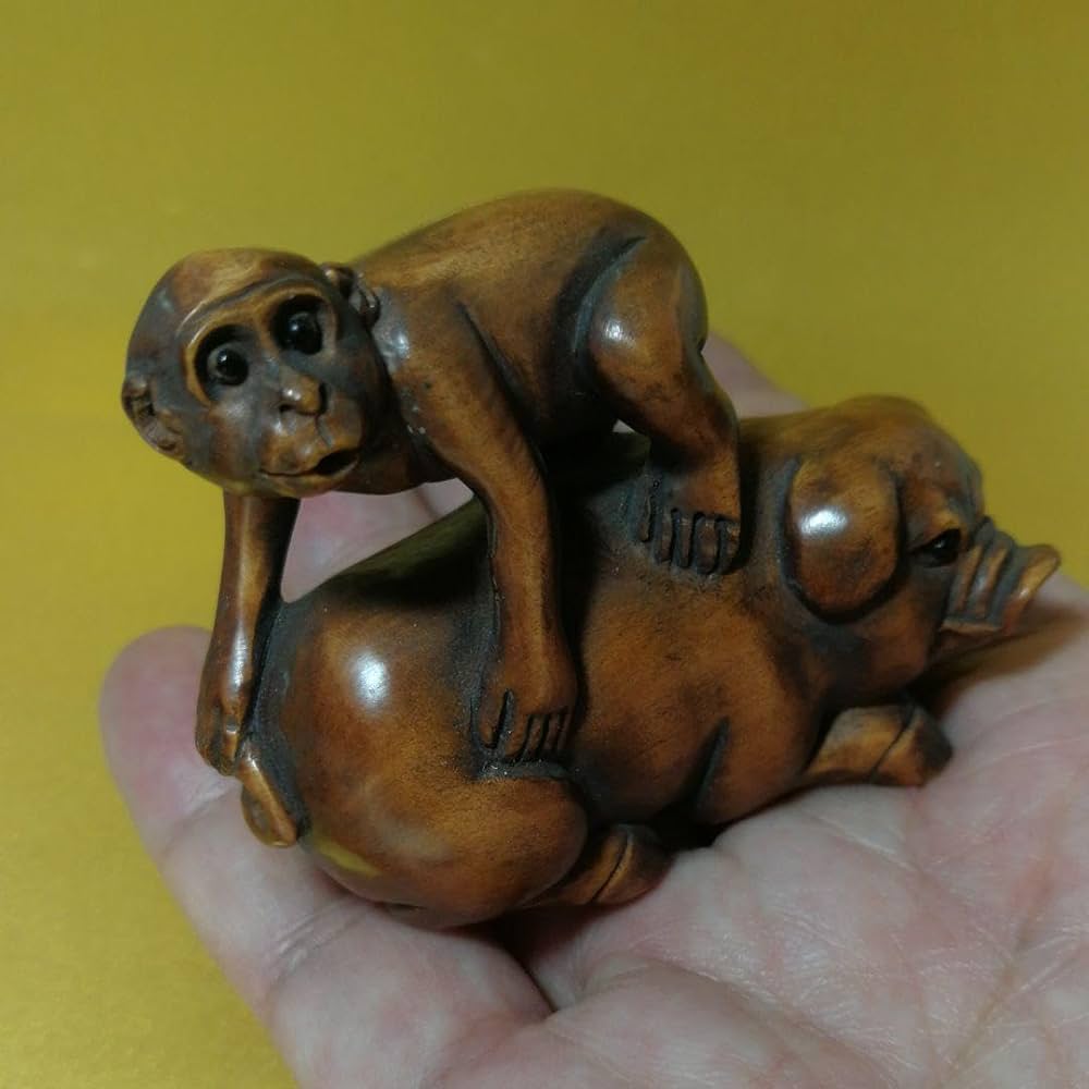 黄楊精細彫刻十二支縁起置物「猴と豚」【整理番号:N24】