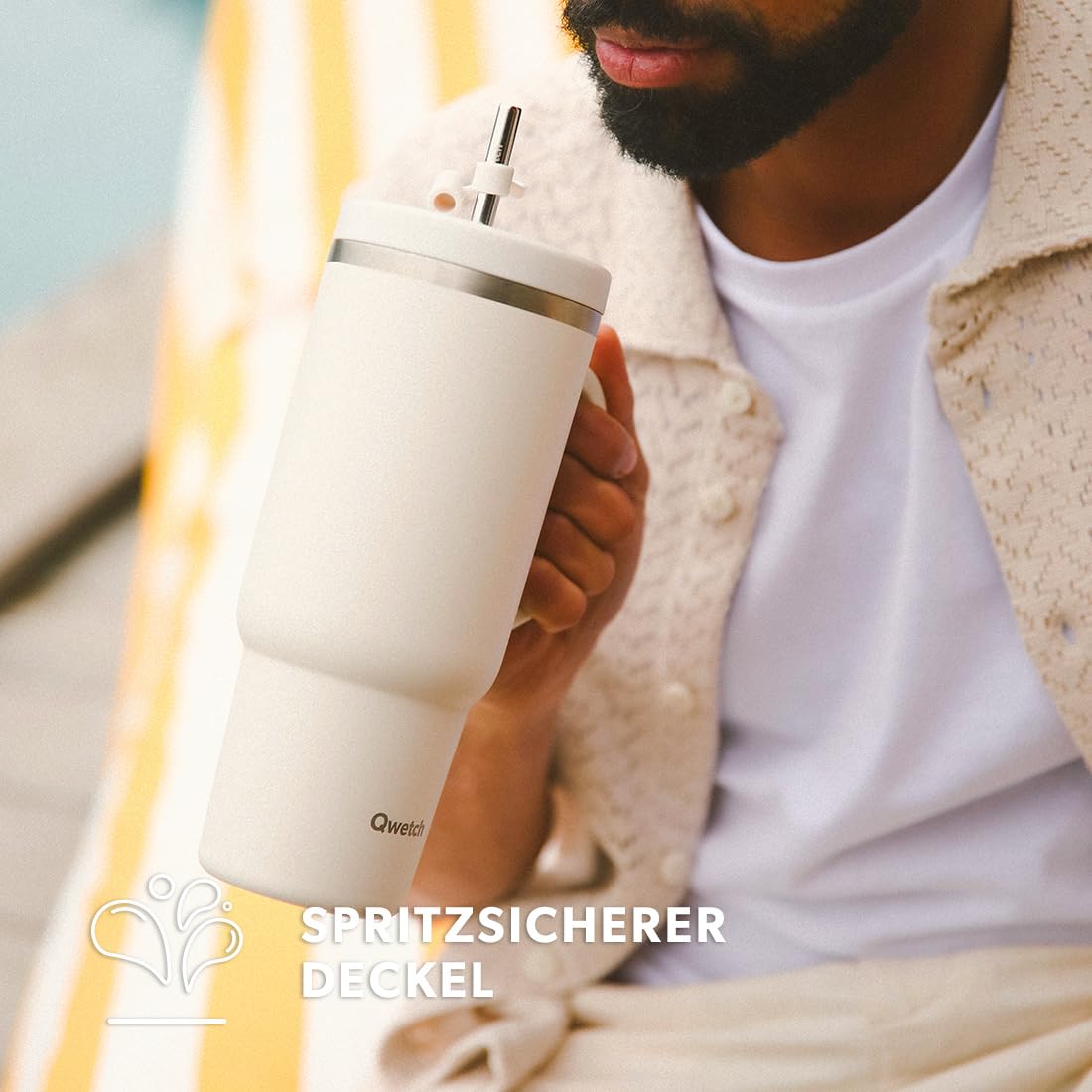 QWETCH Travel Cup – Thermobecher 900ml mit Strohhalm & Henkel – 48h Eisgekühlt / 12h Kalt – Isolierbecher aus recyceltem Edelstahl – Auslaufsicherer Schraubdeckel – Quencher Style – Sandleopard Wild